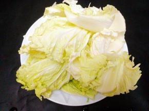 准备好大白菜，现在是吃白菜的好季节 ，本地白菜虽然不好看，但很甜