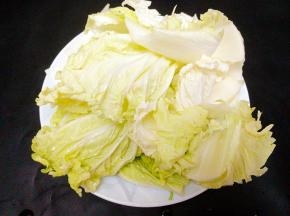 准备好大白菜，现在是吃白菜的好季节 ，本地白菜虽然不好看，但很甜