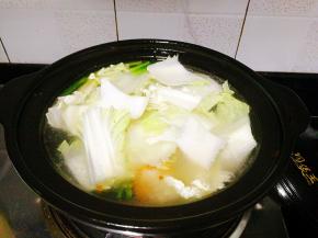 将皮皮虾头与白菜帮先入砂锅煮，小火哦