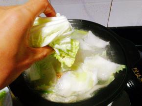 煮开后加入白菜叶