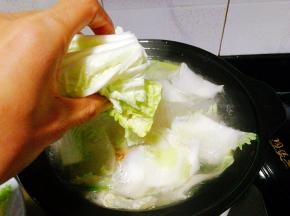煮开后加入白菜叶