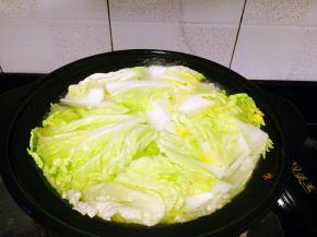 还是保持小火慢慢煲，让白菜出味儿