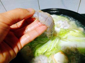 陆续摆上皮皮虾肉，非常嫩小心哦