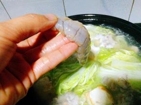 陆续摆上皮皮虾肉，非常嫩小心哦