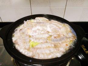 皮皮虾肉煮熟即可，加入鸡粉调味，葱段