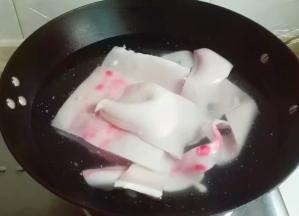 肉皮和冷水一起烧开撇去浮沫再烧十分钟