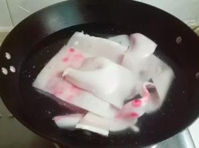 肉皮和冷水一起烧开撇去浮沫再烧十分钟