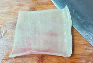 捞出肉皮过去油脂