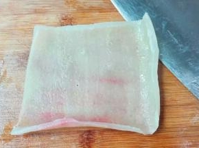 捞出肉皮过去油脂