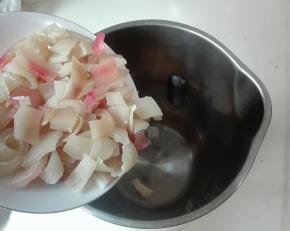 把肉皮放进豆浆机里面