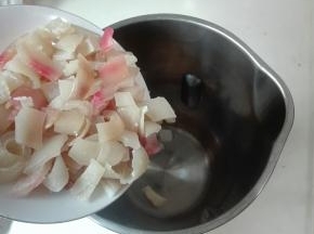 把肉皮放进豆浆机里面