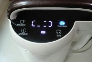 豆浆机插上电源选择米糊键，做好肉皮糊