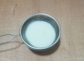 用滤网过滤一下肉皮放糊