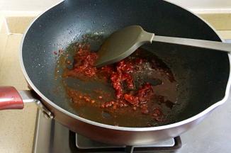 郫县辣酱炒出红油