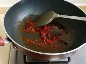 郫县辣酱炒出红油