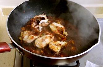 鱼块回锅加盖焖煮