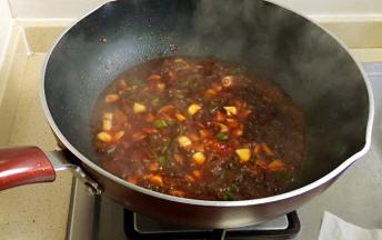 加入白酒、生抽、老抽、白糖，倒入清水煮滚