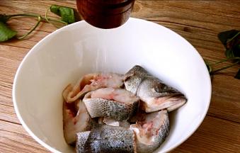 鲈鱼洗净控水，撒入海盐