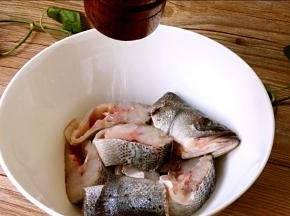 鲈鱼洗净控水，撒入海盐