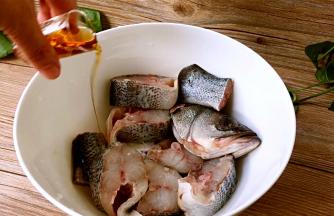 淋入花雕酒，腌制十五分钟