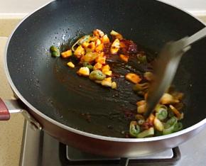 下入葱姜蒜爆香