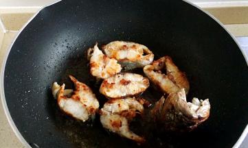 入油锅煎至两面微焦出锅