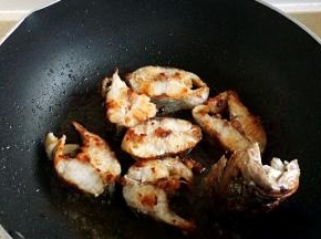 入油锅煎至两面微焦出锅