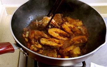 翻一次面再焖煮片刻入味