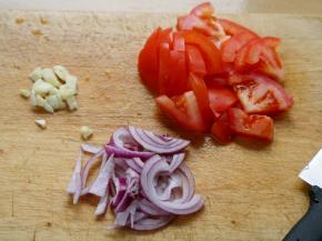 西红柿切块，洋葱切丝，大蒜拍一下。
