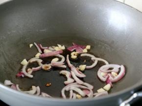 热锅热油，先下洋葱和大蒜炒出香味。

