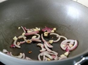 热锅热油，先下洋葱和大蒜炒出香味。

