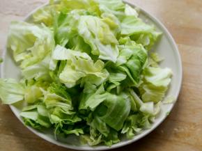 包菜清洗一下，切掉老根头，然后用手掰成大块。
