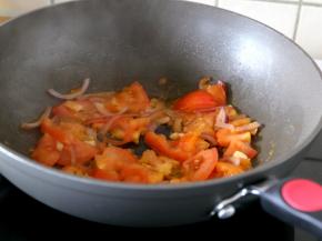 当西红柿炒蔫出汁时，
