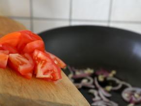 然后下西红柿炒。
