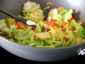 包菜炒软后加盐调味。
