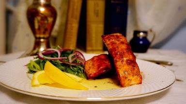 沙拉菜摆盘，点缀两片柠檬，摆上三文鱼，请品尝吧