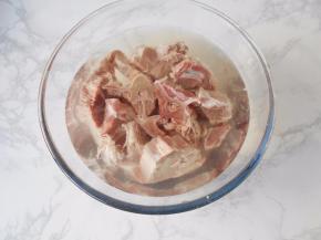 先将羊蝎子凉水中浸泡一会，洗净血水。羊蝎子要请卖家帮你剁开，你自已在家要很费力的哈。