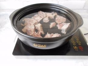 将羊蝎子凉水入砂锅，开大火煮。
