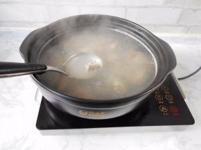 一定要别心急，仔细点，直至汤汁的浮沫全部去掉，这样做羊蝎子的腥膻气会去掉大部分。