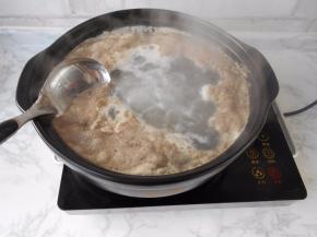 水沸时，转中火，用勺子撇掉表层的血沫。