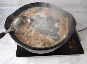 水沸时，转中火，用勺子撇掉表层的血沫。