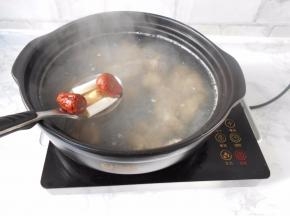 加入红枣姜片葱段转小火慢炖一个半小时左右，这时羊蝎子的汤汁就会变得浓白，香气四溢。