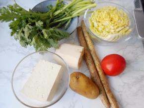 炖汤的过程中，我们可以准备些自已喜欢的食材。这次我搭配了西红柿，山药，豆腐，藕，土豆，茼蒿，白菜，您喜欢其它的什么食材都可以搭配。