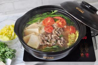 食用前将土豆，藕，山药，豆腐等食材可以提前放入，多炖煮一会。然后再涮蔬菜类，配上一个西红柿切的片，可进一步的提色去膻增香。