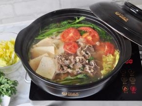 食用前将土豆，藕，山药，豆腐等食材可以提前放入，多炖煮一会。然后再涮蔬菜类，配上一个西红柿切的片，可进一步的提色去膻增香。
