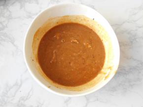 食用前将土豆，藕，山药，豆腐等食材可以提前放入，多炖煮一会。然后再涮蔬菜类，配上一个西红柿切的片，可进一步的提色去膻增香。