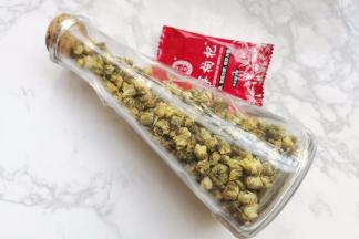 准备胎菊和枸杞。