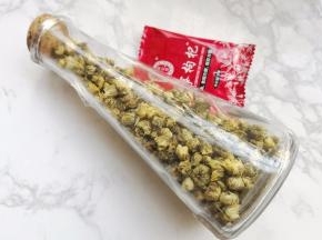 准备胎菊和枸杞。