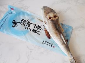 将东方红鳍豚解冻，这个河豚已经完全经过脱毒加工处理，可以放心食用。记住，一定不要买私自加工处理的， 一定要保证食用安全。