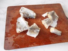 将河豚分解成大段。